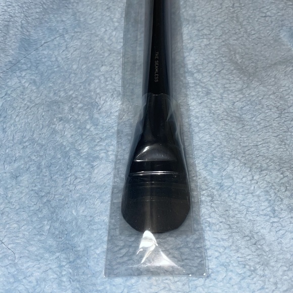 Marc Jacobs Foundation Brush - Picture 3 of 4